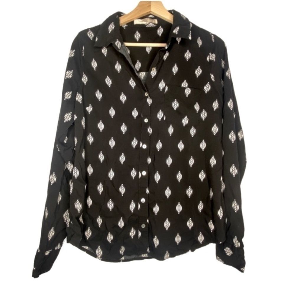 FOREVER 21 BLACK PATTERNED BLOUSE WITH SHIMMERING BUTTONS